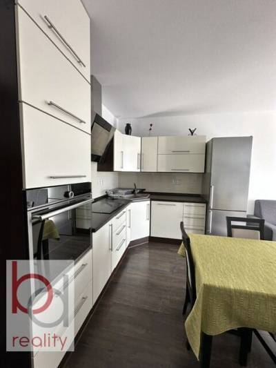 Nabízíme k pronájmu byt v novostavbě domu s balkonem a parkovacím stáním
